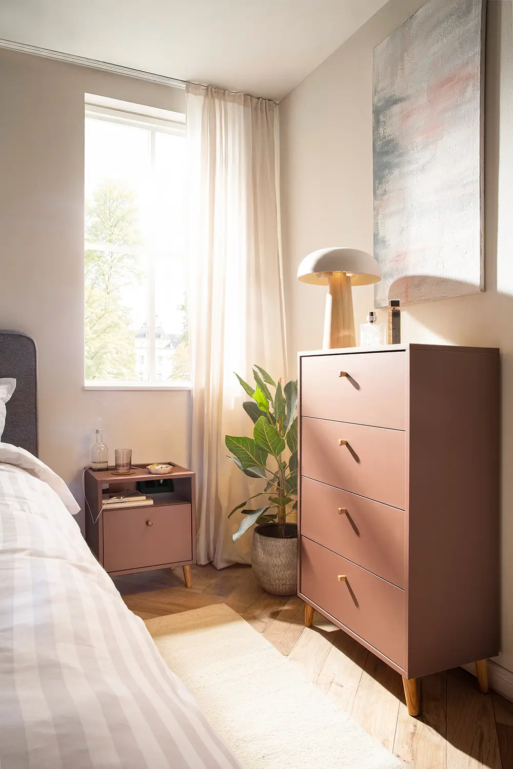 Bjarne Schlafzimmer mauve Schlafzimmer Kommode und Nachtschrank der Serie Bjarne in mauve.